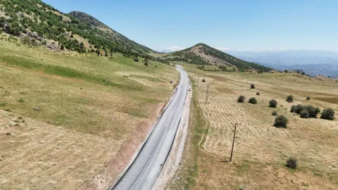 Siirt'te Pervari Köy Yolu Tamamlandı: Ulaşım Sü 1 Saat Kısalacak Siirt'te Pervari Köy Yolu Tamamlandı: Ulaşım Sü 1 Saat Kısalacak