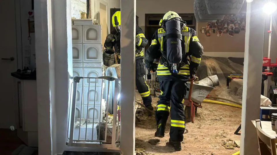 Almanya'da Kachelofen Yangını: Oturma Odası Kullanımaz Hale Geldi, 30 İtfaiyeci Müdahale Etti görseli