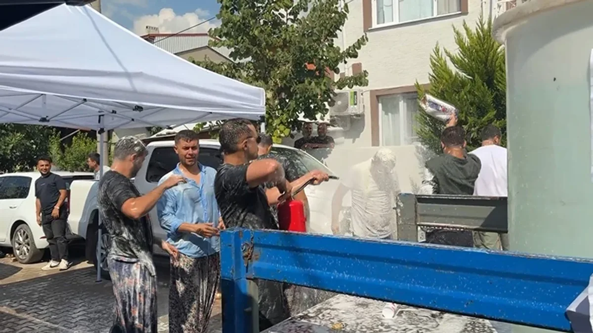 Bursa'da Gelin Alma Töreninde İlginç Anlar: Damat Su Dolu Tanka Girdi Bursa'da Gelin Alma Töreninde İlginç Anlar: Damat Su Dolu Tanka Girdi