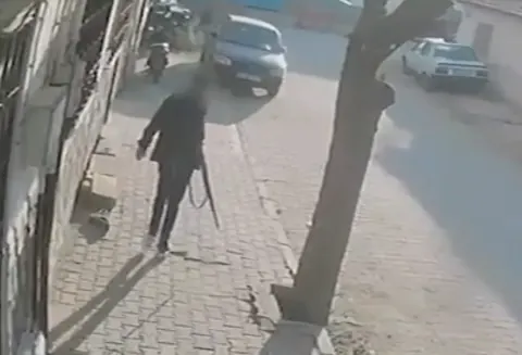 Manisa'da aynı gün iki silahlı olay: Okul önünde saldırıda yaralılar, kuyumcu soygunu esnaf müdahalesiyle engellendi