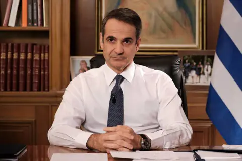 Mitsotakis: Midilli'de göçmen sayısı 330 binden 300'lere düştü, yerini Türk turistleri aldı