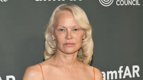 Pamela Anderson, Venedik amfAR Galası'nda turuncu elbiseyle dikkat çekti: Makyajsız güzellik felsefesi sürüyor
