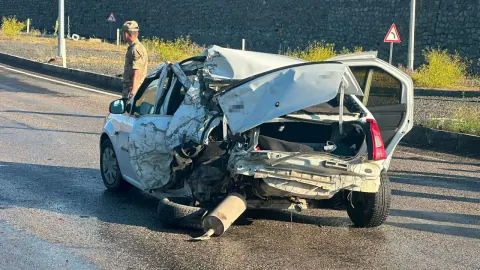 Ağrı'da freni boşalan kamyonet otomobile çarptı: 2 yaralı