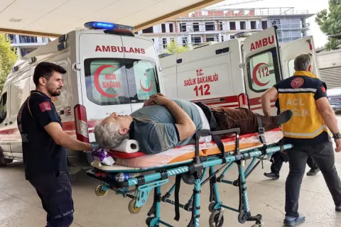 Bursa İnegöl'de çatı tamiratı sırasında dengesini kaybeden 57 yaşındaki adam bel kırığıyla Bursa'ya sevk edildi