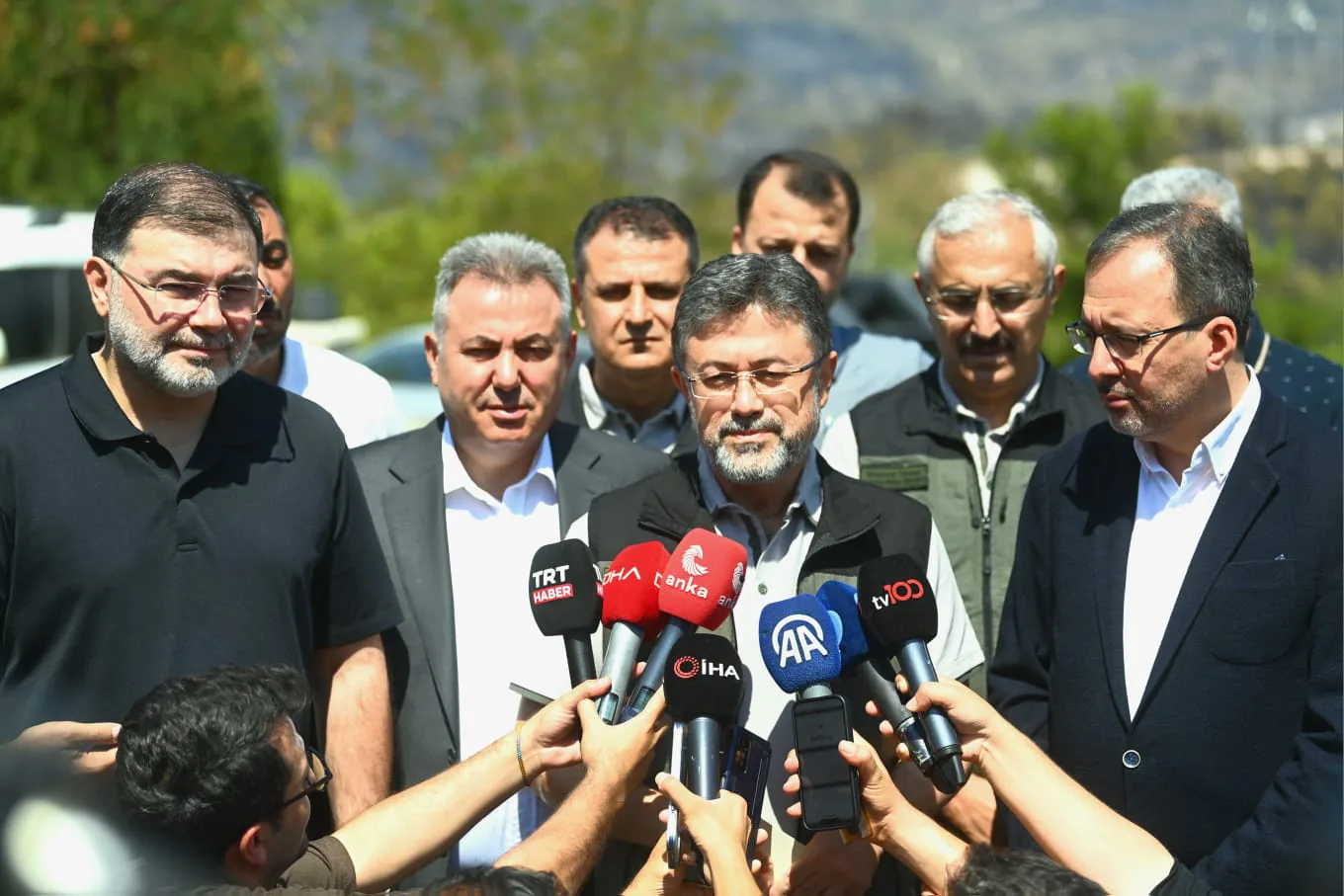 Tarım ve Orman Bakanı İbrahim Yumaklı, İzmir Yamanlar ve Urla ile Bolu Göynük'teki orman yangınlarının kontrol altına alındığını söyledi. Tarım ve Orman Bakanı İbrahim Yumaklı, İzmir Yamanlar ve Urla ile Bolu Göynük'teki orman yangınlarının kontrol altına alındığını söyledi.