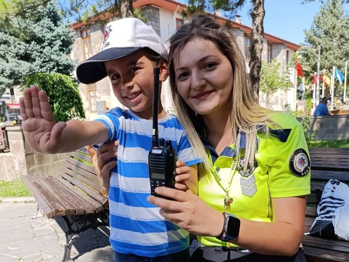 Erzincan'da Çocuğa Polis Ablasından Destek Erzincan'da Çocuğa Polis Ablasından Destek