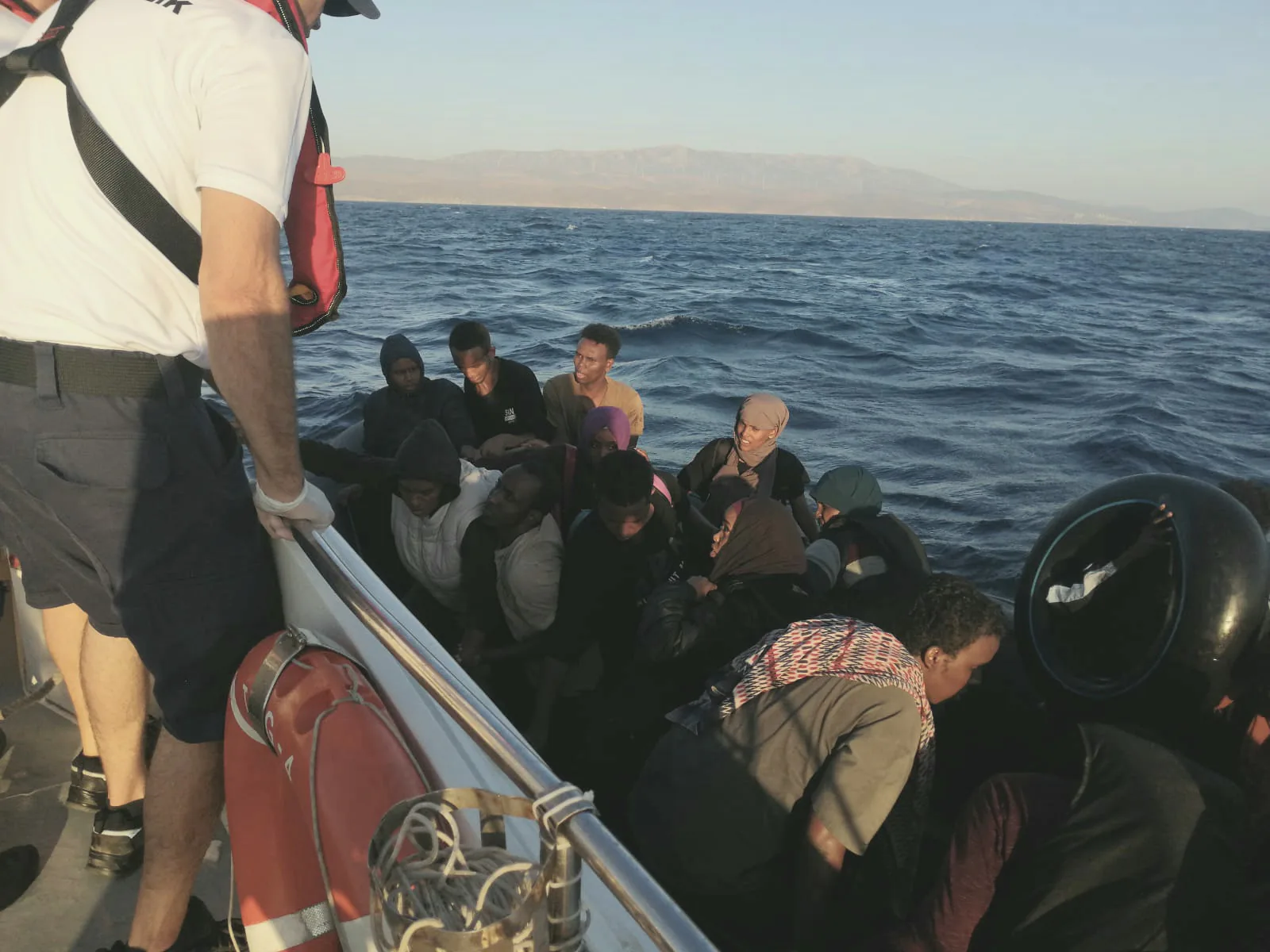 Türk Sahil Güvenlik Botları Tarafından 39 Düzensiz Göçmen Kurtarıldı Türk Sahil Güvenlik Botları Tarafından 39 Düzensiz Göçmen Kurtarıldı