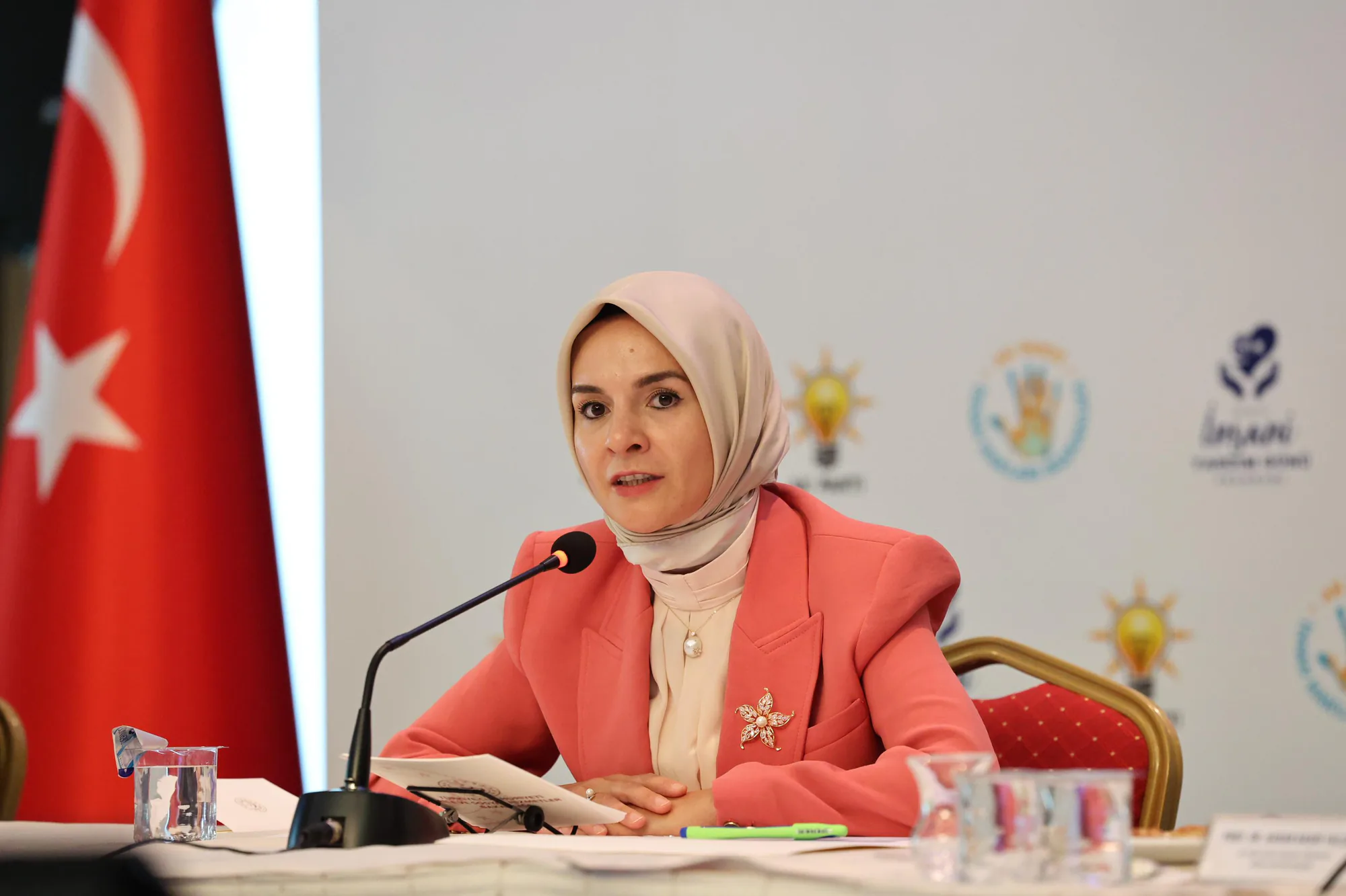 Aile ve Sosyal Hizmetler Bakanı Mahinur Özdemir Göktaş, dijital bağımlılığa karşı mücadelede yeni adımlar atılıyor Aile ve Sosyal Hizmetler Bakanı Mahinur Özdemir Göktaş, dijital bağımlılığa karşı mücadelede yeni adımlar atılıyor