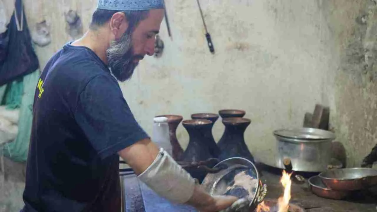 Gaziantep Bakırcılar Çarşısı'nda 80 Derecelik Ateşle Ekmek Mücadelesi Gaziantep Bakırcılar Çarşısı'nda 80 Derecelik Ateşle Ekmek Mücadelesi