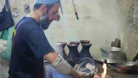 Gaziantep Bakırcılar Çarşısı'nda 80 Derecelik Ateşle Ekmek Mücadelesi