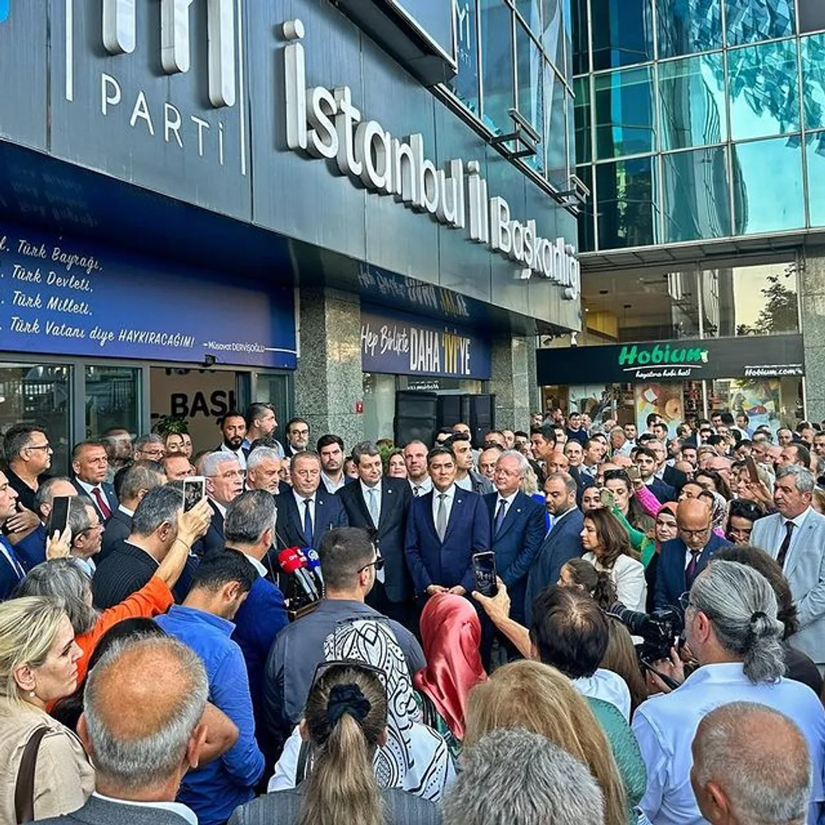 İYİ Parti Genel Başkanı Müsavat Dervişoğlu, İstanbul'da Partililerle Buluştu İYİ Parti Genel Başkanı Müsavat Dervişoğlu, İstanbul'da Partililerle Buluştu