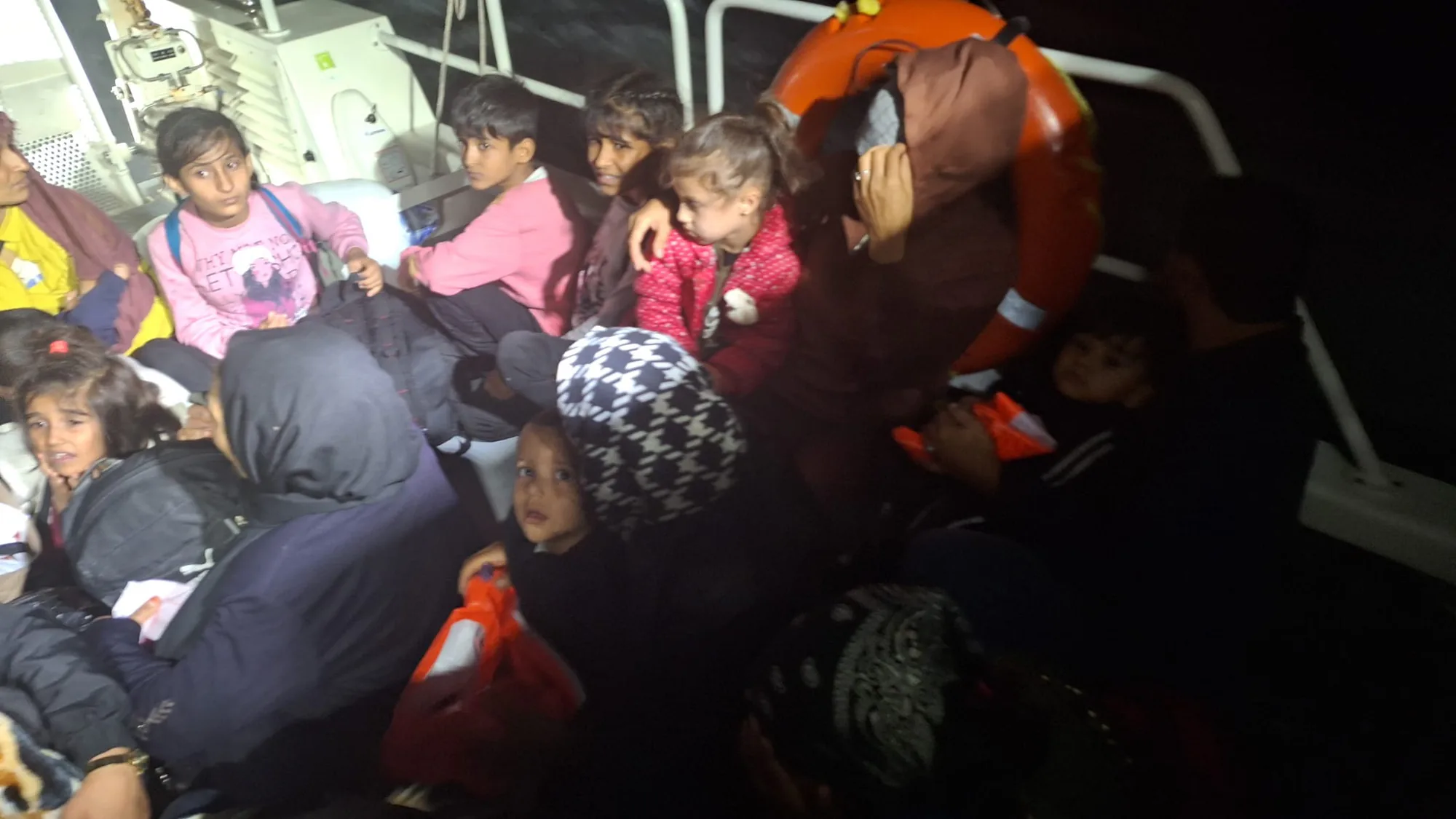 Sahil Güvenliği, İzmir Çeşme'de Göçmen Kaçakçılığına Müdahale Etti Sahil Güvenliği, İzmir Çeşme'de Göçmen Kaçakçılığına Müdahale Etti