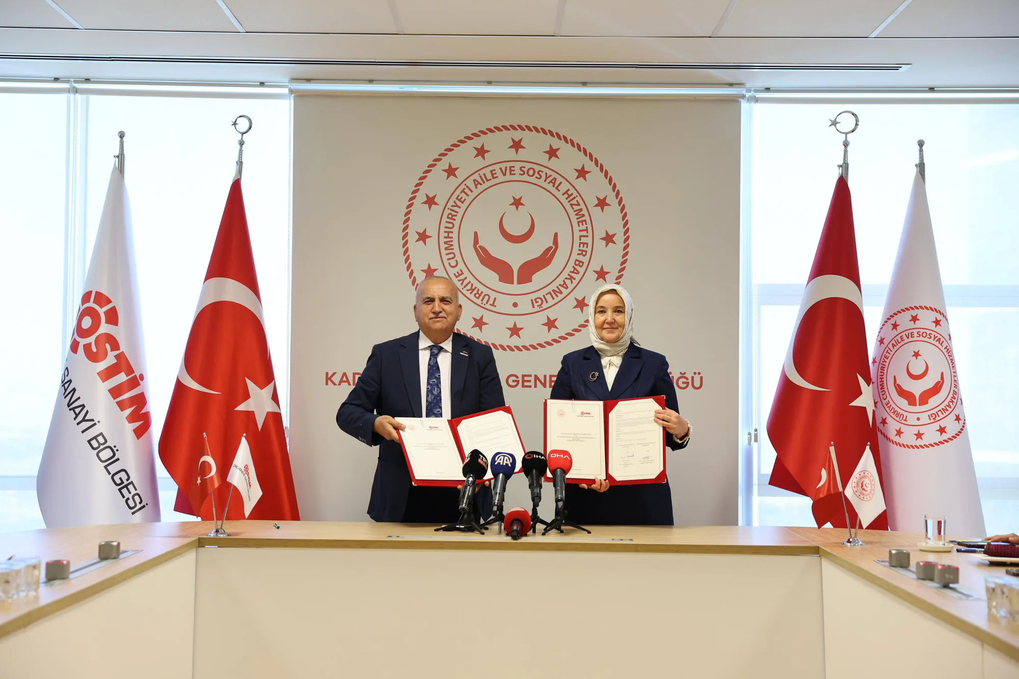 Aile ve Sosyal Hizmetler Bakanlığı ile OSTİM OSB Kadınların İstihdamı İçin İş Birliği Protokolü İmzaladı Aile ve Sosyal Hizmetler Bakanlığı ile OSTİM OSB Kadınların İstihdamı İçin İş Birliği Protokolü İmzaladı