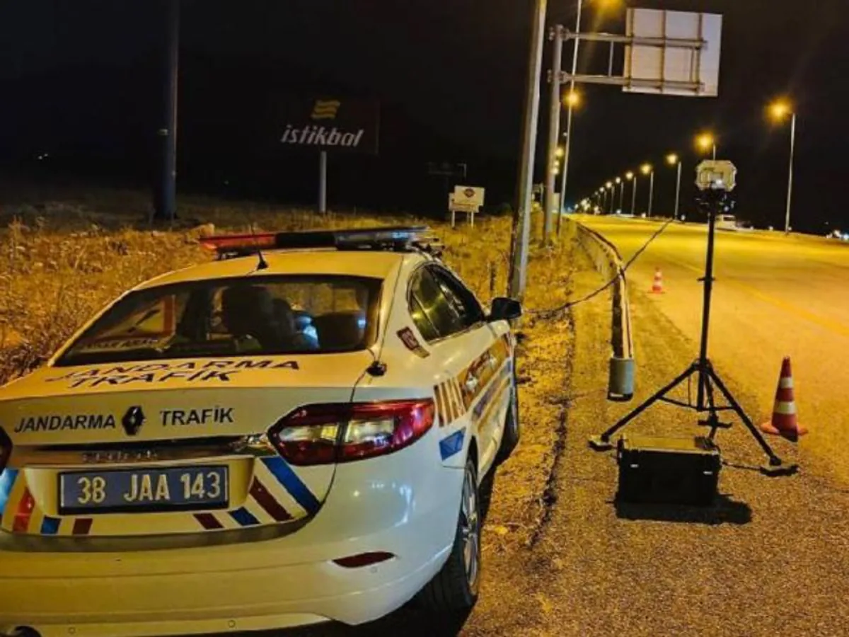 Kayseri'de Jandarma Ekipleri Hız Denetimlerini Sürdürüyor Kayseri'de Jandarma Ekipleri Hız Denetimlerini Sürdürüyor