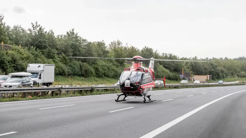 Almanya'da A5 Otoyolu Kapanışı: Ciddi Kaza Sonrası Trafikte Sıra Dışı Yoğunluk görseli