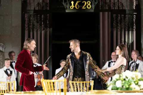 Philipp Hochmair, 'Jedermann' Rolüyle Salzburg'da Nudelikle Tartışma Yarattı