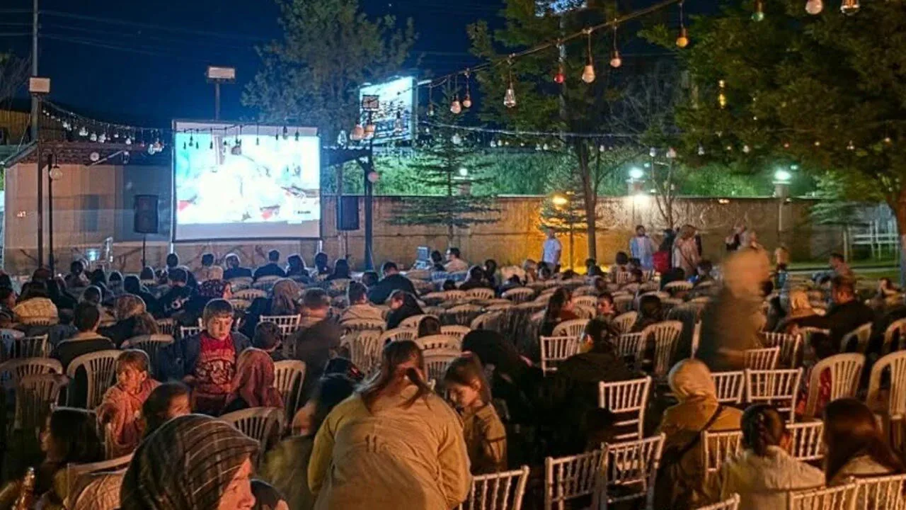 Kurşunlu'da Yıldızlar Altında Nostalji: Hababam Sınıfı ve Dilek Balonları Kurşunlu'da Yıldızlar Altında Nostalji: Hababam Sınıfı ve Dilek Balonları
