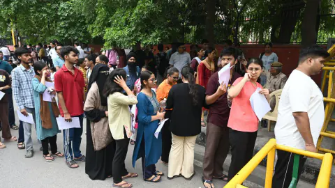 Hindistan'da Sınav Kaosu: Sorular Sızdı, Telegram'a Erişim Engeli Geldi