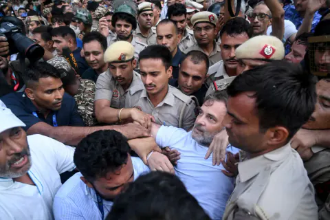 Rahul Gandhi Protestte Polis Müdahalesi Sırasında Yaralandı