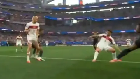 FIFA Tartışmalı Golün Sahibini Açıkladı: Barış Alper Yılmaz'ın Rolü