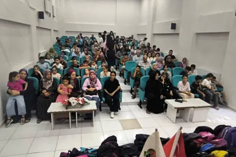 Hatay'da depremde ebeveyn kaybı yaşayan 170 çocuğa eğitim malzemesi dağıtıldı
