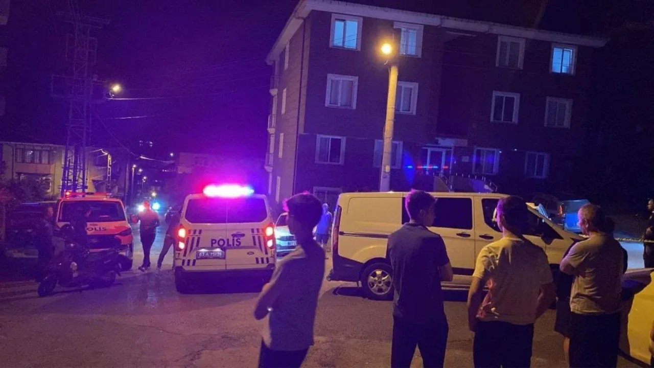 Ereğli'de kasklı saldırgan dehşeti: 5 el ateşle hedef aldı Ereğli'de kasklı saldırgan dehşeti: 5 el ateşle hedef aldı