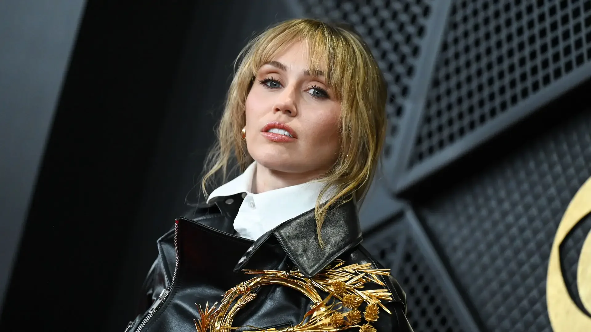 Miley Cyrus ünlü soyadını bıraktı: Yeni ismi ve dramatik görüntüsü dikkat çekti Miley Cyrus ünlü soyadını bıraktı: Yeni ismi ve dramatik görüntüsü dikkat çekti