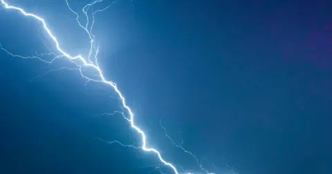Fransa'da Turuncu Alarm: 5 Bölgede Şiddetli Fırtına ve Dolu Bekleniyor
