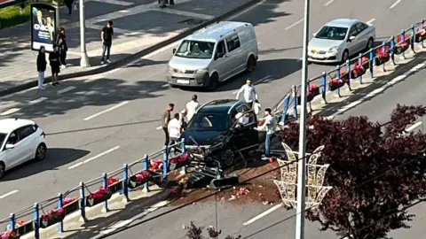 Kayseri Cumhuriyet Meydanı'nda Korkutan Kaza: TOGG Bariyerlere Çarptı