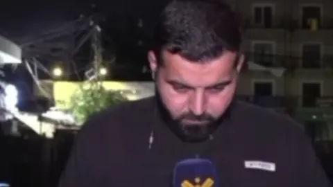 Al-Manar muhabiri Ali Shabib canlı yayında İsrail hava saldırısının hedefi oldu