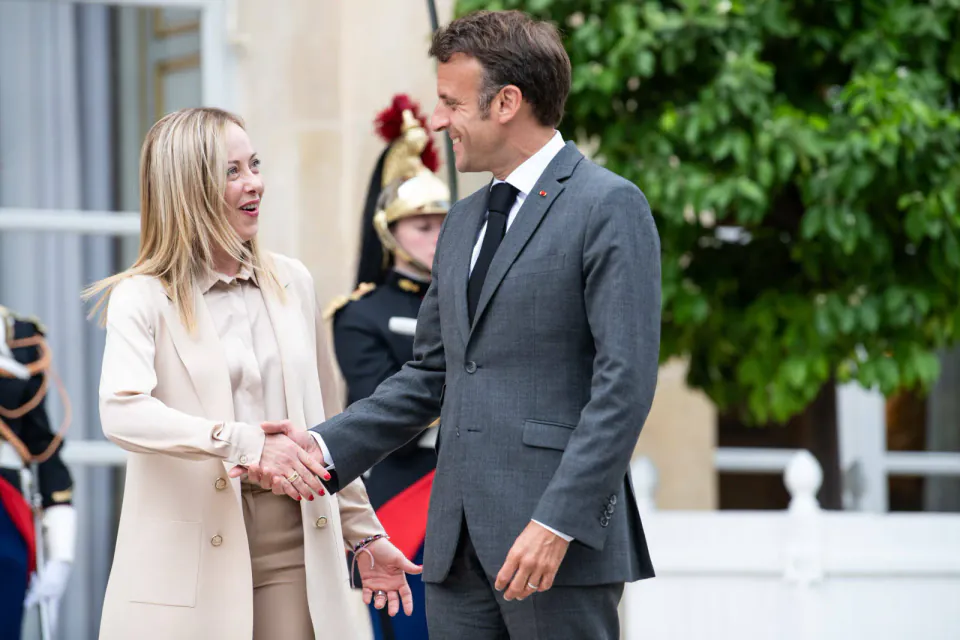 İtalya Başbakanı Giorgia Meloni ve Fransa Cumhurbaşkanı Macron Görüşüyor görseli
