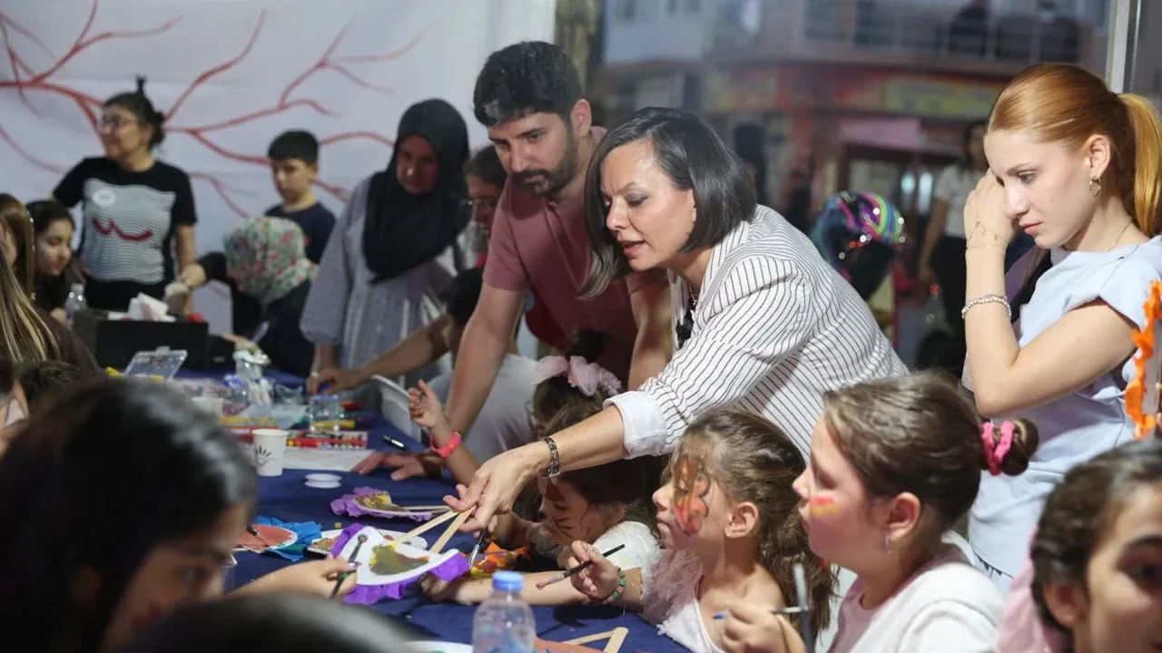 Karabağlar'da Mahalle Kültürü Yeniden Canlanıyor: 'Aile Köyü' Projesi Başladı Karabağlar'da Mahalle Kültürü Yeniden Canlanıyor: 'Aile Köyü' Projesi Başladı