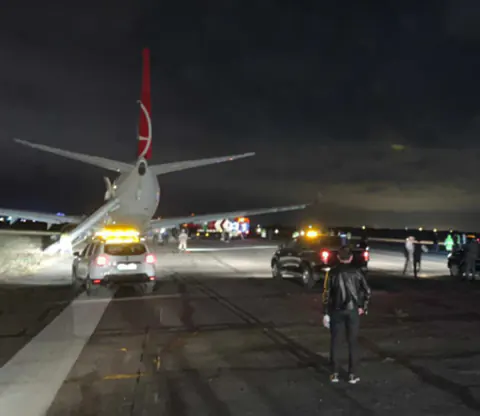 THY TK2235 Uçuşu İstanbul Havalimanı'nda Pistte Kaldı: Yolcular Güvenle İndirildi