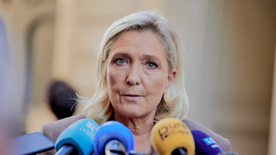Marine Le Pen'den Kritik Savunma: Siyasi Kariyeri Tehlikede görseli