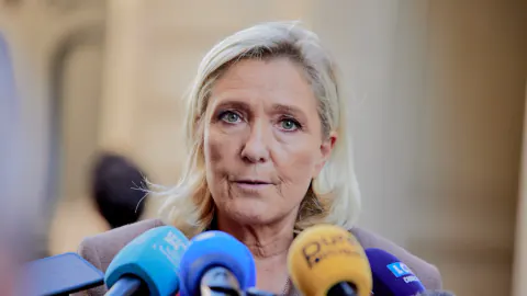 Marine Le Pen'den Kritik Savunma: Siyasi Kariyeri Tehlikede