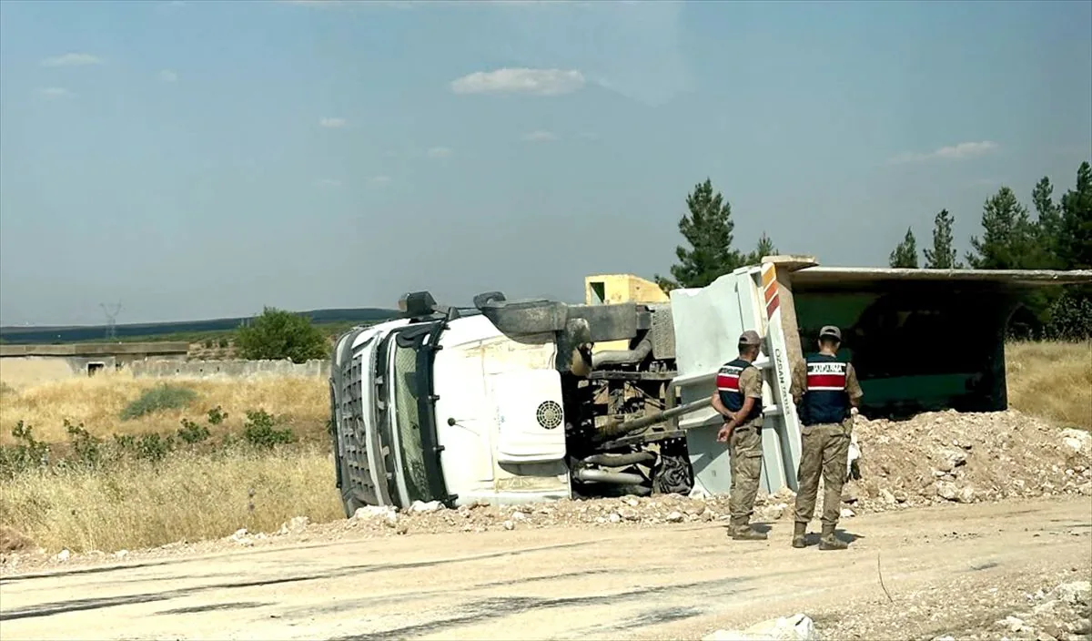 Siirt'te Hafriyat Kamyonu Devrildi: Sürücü Yaralandı Siirt'te Hafriyat Kamyonu Devrildi: Sürücü Yaralandı