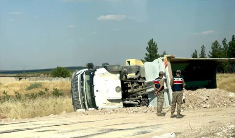 Siirt'te Hafriyat Kamyonu Devrildi: Sürücü Yaralandı
