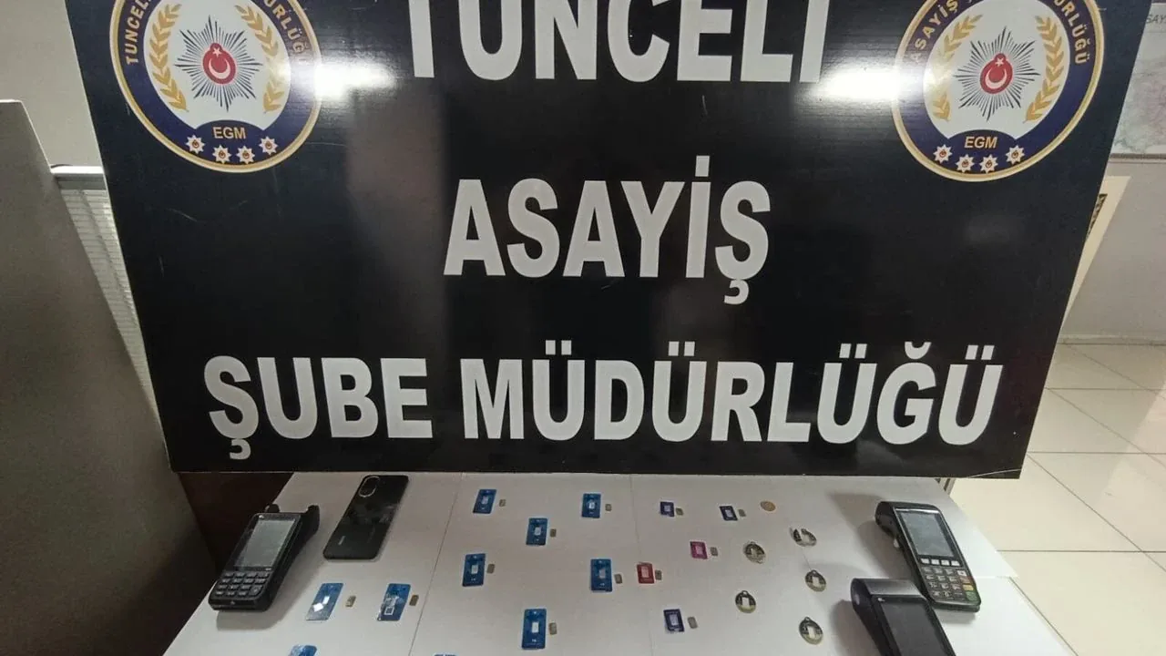 Tunceli'de sahte altınla kuyumcular dolandırıldı: 2 şüpheli Elazığ'da yakalandı Tunceli'de sahte altınla kuyumcular dolandırıldı: 2 şüpheli Elazığ'da yakalandı