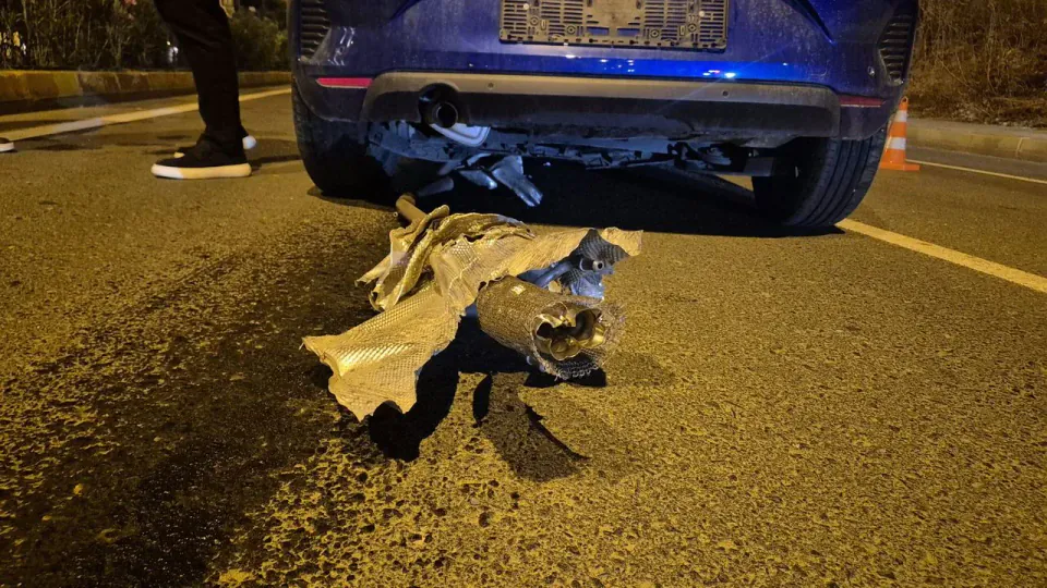 Tekirdağ'da Korkutan Kaza: Açık Rögar Kapağına Çarpan Otomobil 200 Metre Sürüklendi görseli