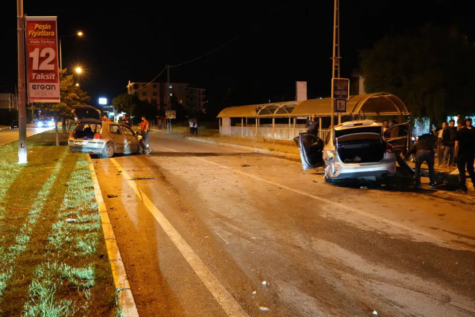 Erzincan-Sivas Karayolunda Kaza: 2 Otomobil Çarpıştı, 5 Yaralı görseli