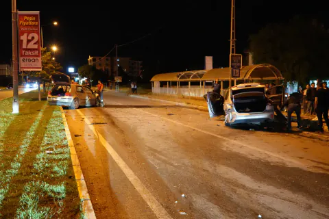 Erzincan-Sivas Karayolunda Kaza: 2 Otomobil Çarpıştı, 5 Yaralı