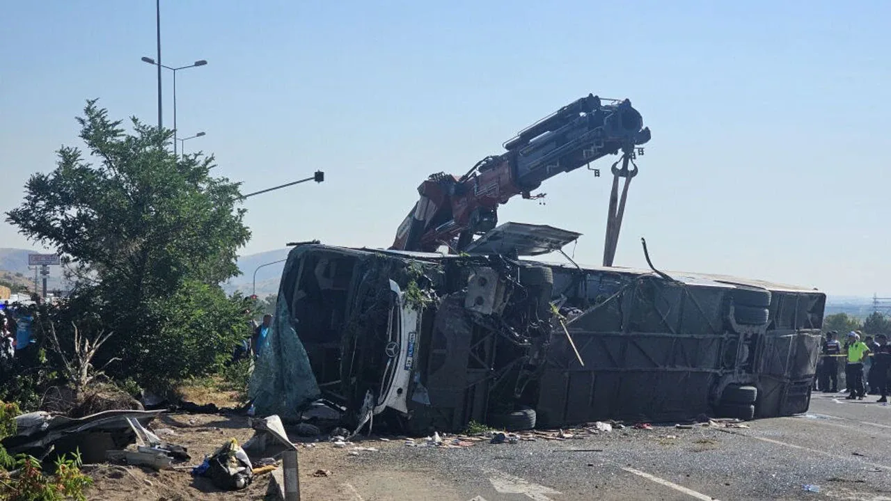 Kayseri'de yolcu otobüsü devrildi: 20 yaralı Kayseri'de yolcu otobüsü devrildi: 20 yaralı