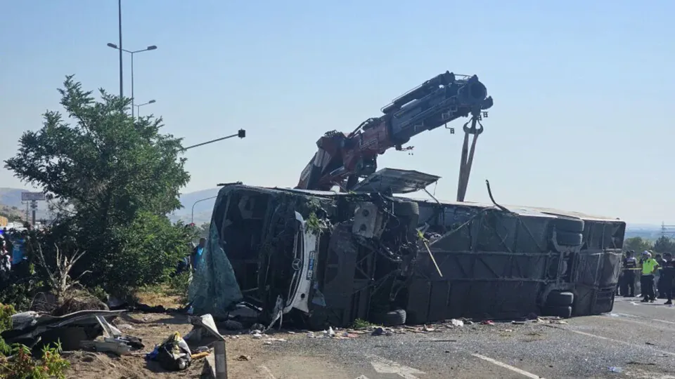 Kayseri'de yolcu otobüsü devrildi: 20 yaralı görseli