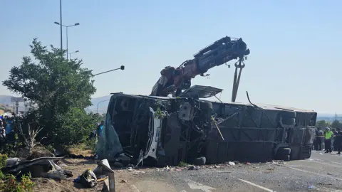 Kayseri'de yolcu otobüsü devrildi: 20 yaralı