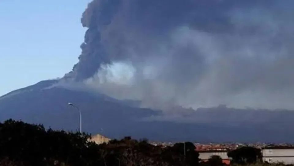 Etna Yanardağı Patladı: Katanya Havalimanı Kapanırken Uçuşlar Palermo'ya Yönlendirildi görseli