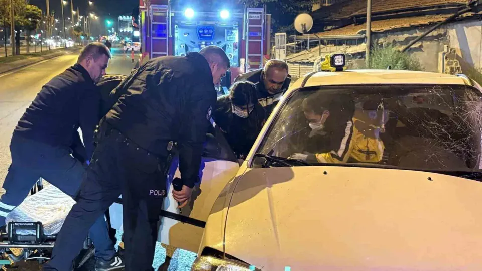 Kayseri Kocasinan'da ağaca çarpan araçta sürücü sıkıştı: 1 yaralı görseli