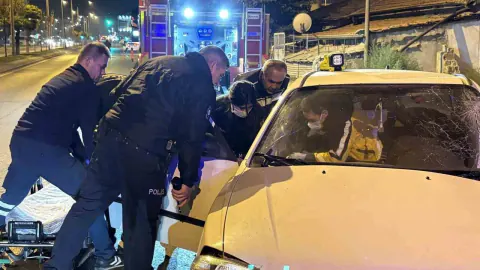 Kayseri Kocasinan'da ağaca çarpan araçta sürücü sıkıştı: 1 yaralı