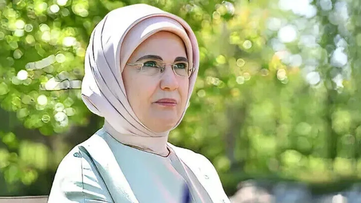 Emine Erdoğan'dan Srebrenitsa Soykırımı'nın Yıl Dönümünde Anlamlı Mesaj Emine Erdoğan'dan Srebrenitsa Soykırımı'nın Yıl Dönümünde Anlamlı Mesaj