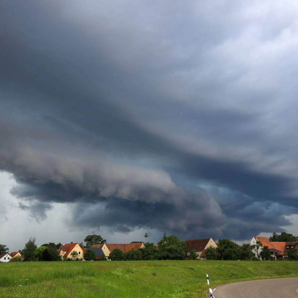 Köln ve Düsseldorf'ta Hava Durumu: Beklenen Şiddetli Yağışlar ve Sıcaklık Düşüşü Köln ve Düsseldorf'ta Hava Durumu: Beklenen Şiddetli Yağışlar ve Sıcaklık Düşüşü