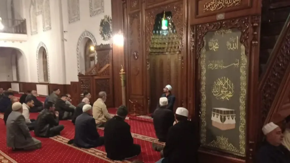 Van Tuşba Müftüsü Emrah Demirtaş, Yukarı Nurşin Camii'nde cemaatle sabah namazı buluşması yaptı görseli